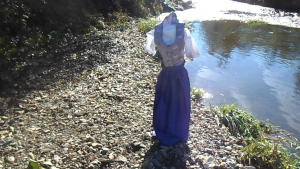 vlcsnap-2013-10-24-14h57m47s12.png (1.8 MiB) 10444 mal betrachtet Noch ist das schöne Kinderdirndl in bestem Zustand