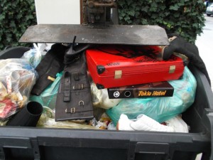 Müll0913 028.jpg (276.36 KiB) 8282 mal betrachtet Eingentlich schade um den schönen alten WWF-Koffer.