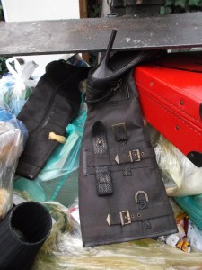 Müll0913 029.jpg (300.62 KiB) 7857 mal betrachtet Der Hausmeister hatte recht: Sehr schade um die schönen hohen Stiefel!