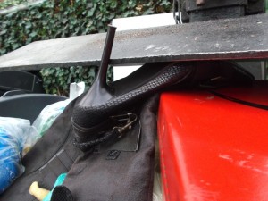 Müll0913 030.jpg (278.86 KiB) 8283 mal betrachtet Doch das hinderte ihn nicht daran, auch diesen Stiefeln ein Ende mit der Müllpresse zu bereiten.