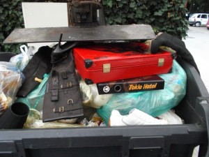 Müll0913 031.jpg (267.05 KiB) 8283 mal betrachtet Das hätte was gegeben: Die armen schönen hohen Stiefel in aufplatzende Mülltüten mit Küchendreck reinpressen. Oha!
