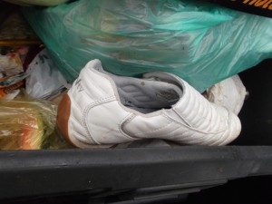 Müll0913 032.jpg (248.39 KiB) 8282 mal betrachtet Das wäre mit Sicherheit auch ein schmutziges Ende für ihre weißen Sneakers geworden.