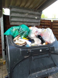 Müll0913 064.jpg (267.36 KiB) 7469 mal betrachtet Dieser Müllcontainer ist schon beinahe ein "guter alter Bekannter".