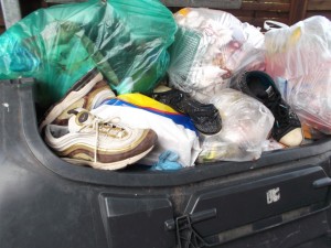 Müll0913 065.jpg (307.06 KiB) 7494 mal betrachtet Dafür liegt immer wieder neuer "frischer" und nicht selten auch geiler Müll drin!