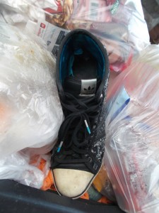Müll0913 068.jpg (275.32 KiB) 7494 mal betrachtet Die sexy Sneakers wurden wohl mit "Nachdruck" in den schon vollen Müllcontainer gestopft.
