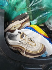 Müll0913 072.jpg (270.99 KiB) 7878 mal betrachtet Dieses Sneakermodell hätte ich gerne mal an der blonden Schönheit betrachten wollen!