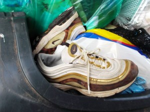 Müll0913 073.jpg (290.85 KiB) 7886 mal betrachtet So schöne Sneakers in den Müll zu pressen, das wäre eine Schande!