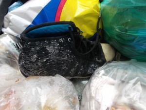 Müll0913 075.jpg (291.57 KiB) 7881 mal betrachtet Dass aber auch stinkender Restmüll so geil glitzern und glänzen kann?!