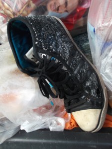 Müll0913 076.jpg (272.48 KiB) 7882 mal betrachtet Mal ehrlich: Die Sneakers sind "neutral" betrachtet echt nur noch reif für den Müll!