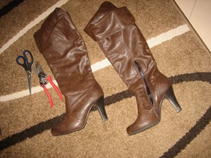 Die Stiefel zusammen mit den Vernichtungswerkzeugen.