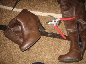 Der Absatz ist ab. Das geht sehr gut mit der Gartenschere. NOCH könnte es auch eine reparatur der Stiefel sein...