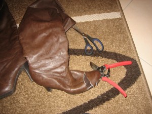 Die Gartenschere hat am weichen Leder des Schaftes nicht richtig funktioniert. Die harte &quot;Kappe&quot; vorne am Schuh lässt sich allerdings wunderbar damit zerstören.- :-)