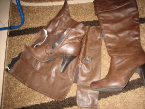 und hier nochmal der Stiefel mit komplett abgerissenem Schaft...komplette zerstörung. Zusammen mit der noch heilgebliebenen &quot;Stiefel-Schwester&quot;...!