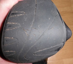 ein paar Einschnitte, kommen aber vom laufen und nicht vom Messer