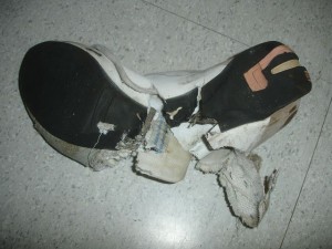 als wäre der Schuh regelrecht in die eine Richtung explodiert