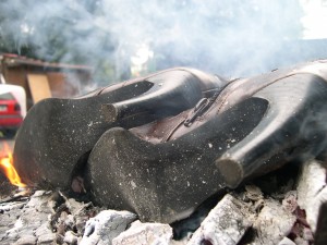 DSCN4624.JPG (733.4 KiB) 9188 mal betrachtet de prés la semelle est deja attaqué par le feu !!