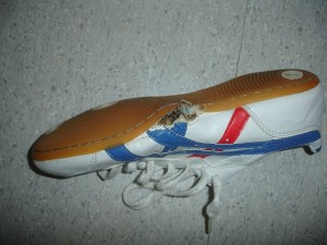 0DSC07240.jpg (220.11 KiB) 2849 mal betrachtet eine verdammt höllisch heiße Sohle, die höchste Verbrennungsgefahr bot. Erstaunlich wie gut der Sneaker dieser Temperatur stand gehalten hat. Es hat "nur" für Lochfraß gesorgt ;)
