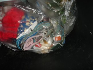 0DSC06945.JPG (84.14 KiB) 7435 mal betrachtet wahrscheinlich sind die Schuhe zu klein geworden und daher leider im Müll gelandet. Dabei vom Zustand her noch fast neuwertig. Ich werde es nicht ganz verstehen können ...