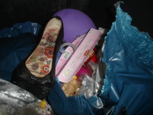 0DSC06947.JPG (86.41 KiB) 7436 mal betrachtet aber dann... eine andere Tonne ... den blauen Sack abgetastet, fühlte es sich sehr verdächtig an. Aufgerissen, Jackpot! Saucooler Fund!