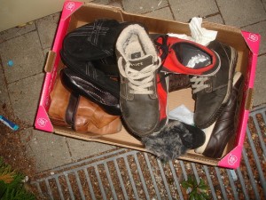 0DSC06952.JPG (198.01 KiB) 7773 mal betrachtet Ortswechsel ... am Altkleidercontainer vorbeigelaufen, dachte ich mir: nanu was liegt denn da daneben?? Oh, welch schöne Einladung. Danke :D