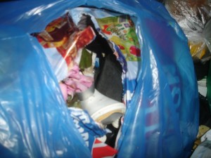 0DSC06953.JPG (92.38 KiB) 7435 mal betrachtet Doch das sollte noch nicht alles gewesen sein. Selbst die letzten Tonnen haben noch etwas Inhalt offenzulegen. Erneut beim Abtasten bin ich wieder fündig geworden.