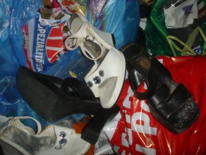 0DSC06954.JPG (117.04 KiB) 7436 mal betrachtet vermüllt, verdreckt und leider schon verschimmelt, also richtig schöner BÄH-Müll. Warum muss es für die Damen immer so dreckig und heftig zugehen? Eiskalter Abschied ... einfach reingestopft und tschüss. Gefühlskalt, berechnet, stumpf ... schade