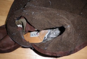Das Innenleben, von der Trägerin hingerichtet, man achte auf die Schraube für den Absatz
