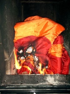 redgilet042xs  Nylon burning.JPG