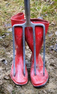 Die Gummistiefel machten Bekanntschaft mit der harten Realität. Mir machte es Spaß, den Stahl in die ehemals weichen und schönen Gummistiefel zu rammen.