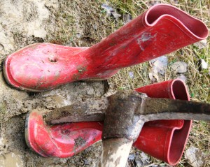 Auch in den linken Gummistiefel bohrt sich die Keilhacke willig hinein, um ein großes Loch zu hinterlassen.