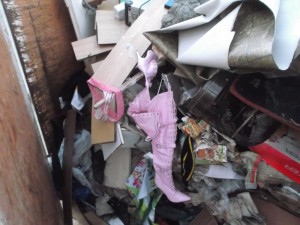 Müll1213 029.jpg (294.74 KiB) 10089 mal betrachtet Jetzt verstand ich: Der Deponiearbeiter meinte lachend: "Ob da ein Puff entrümpelt wurde, oder ob ne Nutte ihr Geschäft aufgegeben hat? Ich hab' ja schon so manches hier geseh'n, aber das da ...!"