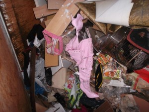 Müll1213 027.jpg (270.42 KiB) 10089 mal betrachtet Schon brauchte ich einen Blitz, um das fahle Dezemberlicht zu verstärken. Im wahrsten Sinne des Wortes "trübe Aussichten" für dieses Gerümpel.