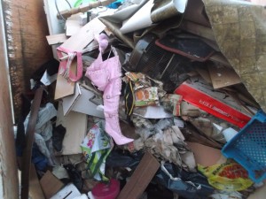 Müll1213 017.jpg (309.52 KiB) 10082 mal betrachtet Was doch so alles von Privatanlieferern an Gerümpel und Müll unter der Aufsicht der Müllwerker angeliefert wird?!