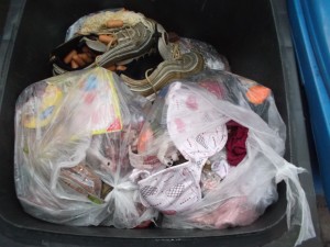 Laura hat einen Küchenmüllbeutel mit ihrer ausrangierten Wäsche &quot;aufgefüllt&quot;, bevor sie von Jessica verdonnert wurde, den Müll runter zu bringen.