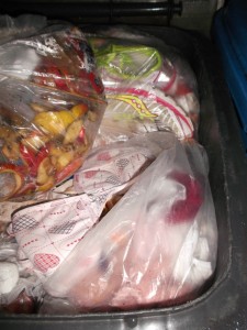 Müll0114 036.jpg (360.76 KiB) 5868 mal betrachtet Lauras süße Snnopy-BHs und ihre verkästen Kuschelsocken direkt in Griffnähe!