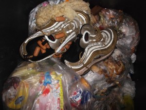 Müll0114 037.jpg (288.06 KiB) 5868 mal betrachtet Schnell noch bis zu den schon einige Zeit vermüllten Airmax '97 vorgestoßen und den "Goldschatz" gehoben!