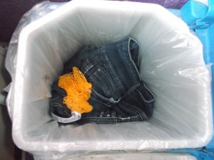 Lauras Jeans hatte schon eine &quot;Belüftung&quot; im Schritt und daher nur noch ein Fall für den Küchenmülleimer.