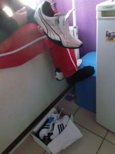Etwas fassungslos sah sie die total weich- und ausgelatschten Sneakers an. Die waren total endfertig!
