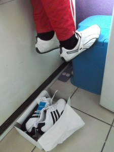 Noch einige Minuten müssen die alten Pumas &quot;halten&quot;, bis die neuen adidas mit Imprägnierspray behandelt wurden.