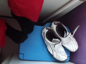 Den Augenblick festgehalten, in welchem aus Schuhen nun Abfall wird. Die eben gerade ausrangierten Pumas stehen schon beinahe an der richtigen Stelle. Nur müssen sie noch etwas &quot;tiefer&quot;. Hehe!
