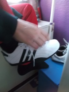Schnappschuss: Anja bindet das allererste Mal ihre neuen Sneakers zu!