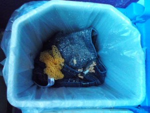 Die kaputte Jeans war nun endgültig Ekelmüll geworden.
