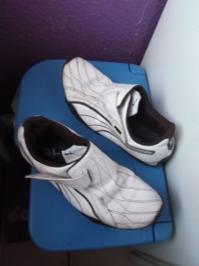 Müll0214 022.jpg (238.89 KiB) 5351 mal betrachtet Als Anja den Mülleimerdeckel wieder geschlossen hatte, schien sie zu bemerken, dass die "etwas" vergessen hatte, gleich mit reinzuwerfen. Doch jetzt war ihr wohl nicht danach?!