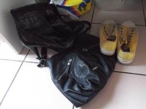 Die schon erwähnten schwarzen Stiefel, eine alte kaputte schwarze Handtasche - beide noch in den letzten Wochen von Jessica getragen und auch Lauras verschwitzte versiffte Chucks.