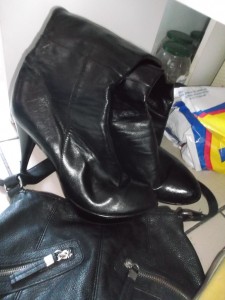 Noch beinahe ein Vierteljahr waren diese Stiefel im Einsatz bei Jessica, doch nun kratzen die blank auf die Schrauben abgestöckelten Absätze auf dem Boden und die Saison geht den Ende zu. Hohe Zeit, sich Gedanken zur Entsorgung zu machen.