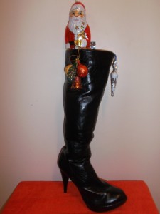 Nikolaus2013 052.jpg (236.68 KiB) 26478 mal betrachtet Sieh genau hin, boysANDgirls, diese Stiefel stammen von dir und soll(t)en entsorgt werden. Ich finde, noch ein schöner später Höhepunkt der Stiefelkarriere.