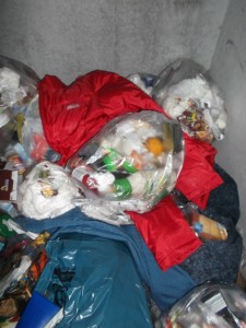 Müll0214 058.jpg (315.37 KiB) 10062 mal betrachtet Eine rote Studentinnen-Jacke - und schon liegt ein siffiger Müllbeutel drauf.