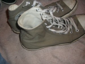 trashed Chucks aus einem Müllbeutel mit Papier