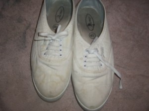 leckere Plimsoles, verlatscht und in einer schwarzen Tonne in einer Deichmann Tüte