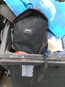 Müll0214 114.jpg (268.96 KiB) 9982 mal betrachtet Den Rucksack mal schnell umgedreht. Innen befand sich ein hart gewordener Sack Fliesenkleber. Dieser Rucksack wird ziemlich "geräuschvoll" bei der Tonnenleerung in die Müllschüttung plumpsen.